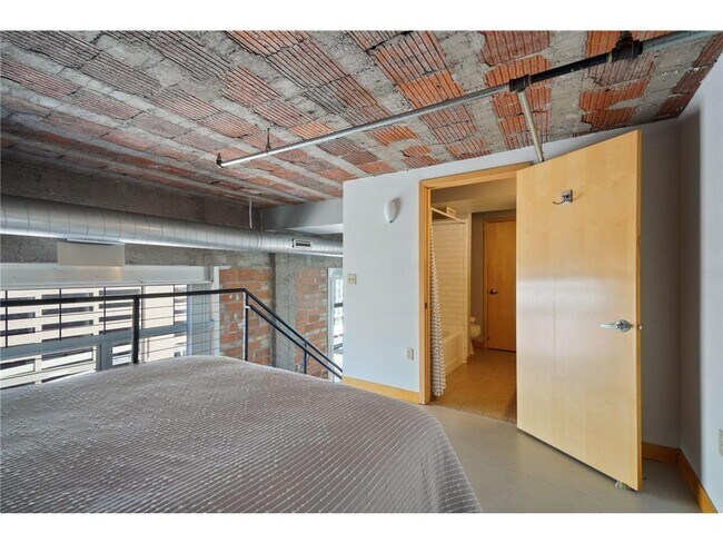 Building Photo - 521 S 7th St