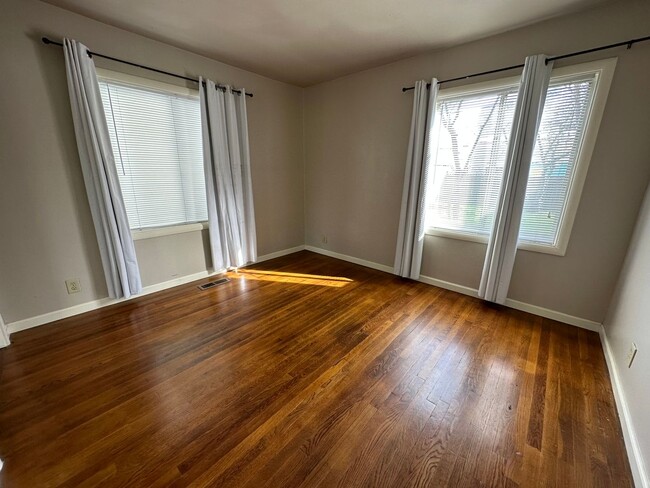 Building Photo - 3 Bed/1 Bath Home with Yard in Tahoe Park