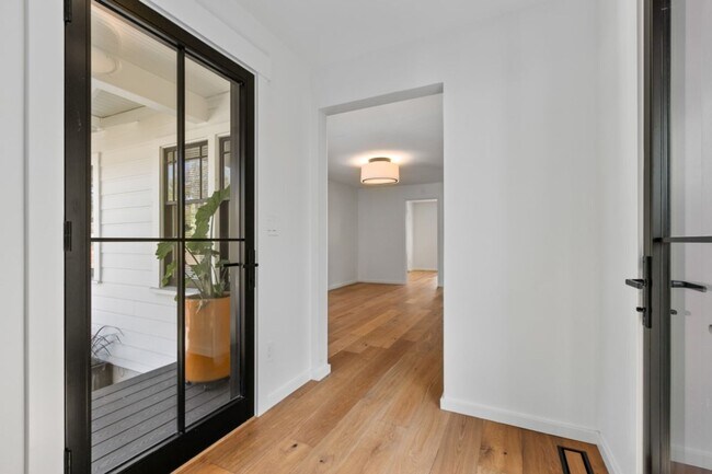Building Photo - 2Bd/1Ba Seattle Duplex