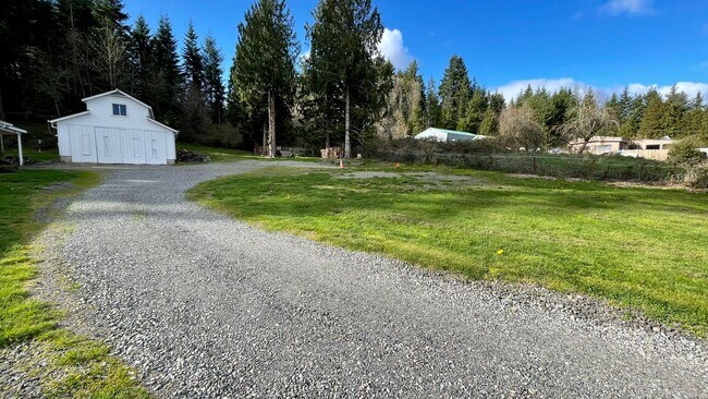 Building Photo - Country Living Home On Over Half An Acre! ...