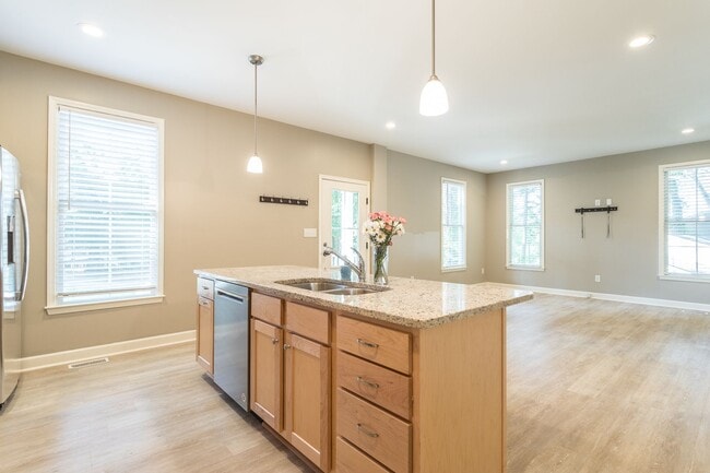 Building Photo - 200 Howell St