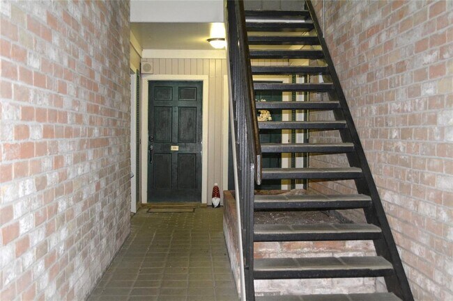 Building Photo - 2230 S Piney Point Rd
