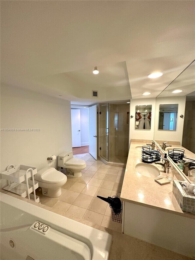 Building Photo - 16500 Collins Ave