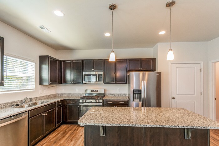 Building Photo - 905 Stolls Ln