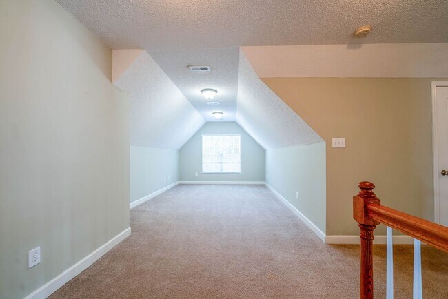 Building Photo - West Hills House 3BR/ 2.5BA, 2 Car garage, primary bedroom on main level