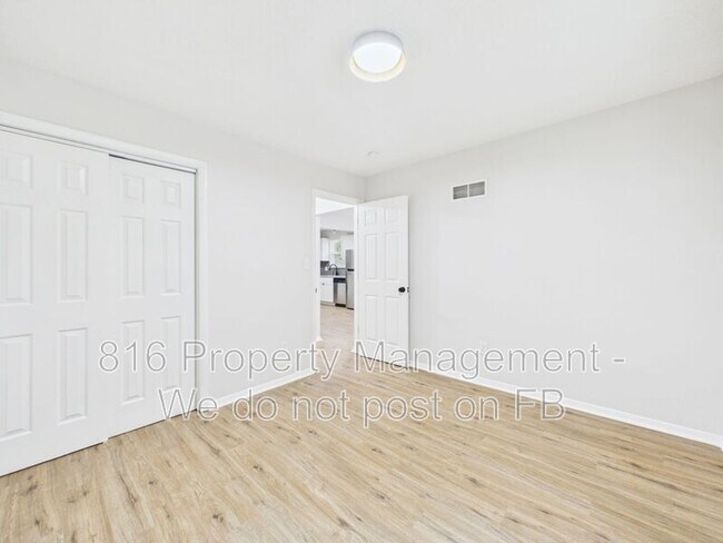 Building Photo - 100 S Oxford Ave