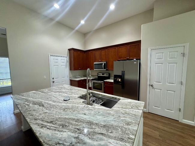 Building Photo - 168 Willow Point Cir