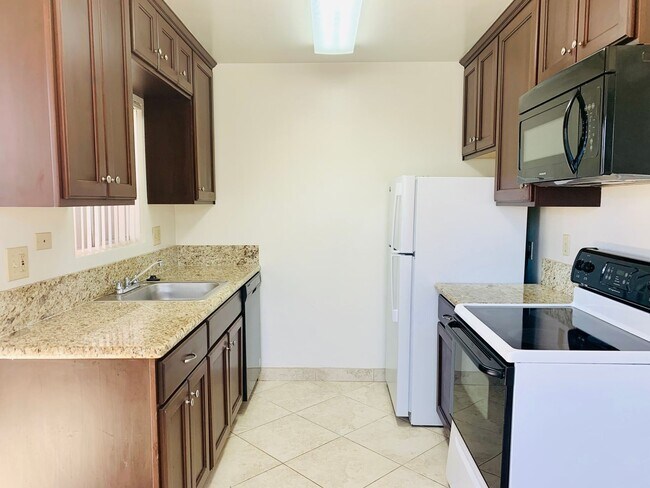Building Photo - PERFECTLY LOCATED POINT LOMA 2BD/1.5BA TOW...