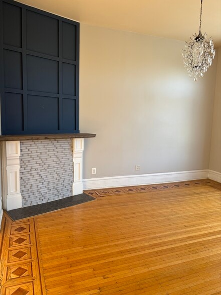 Building Photo - 1043 W Grand Ave