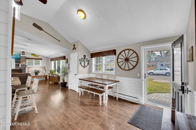 Building Photo - 14 Chestnut St