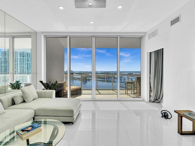 Building Photo - 2020 N Bayshore Dr
