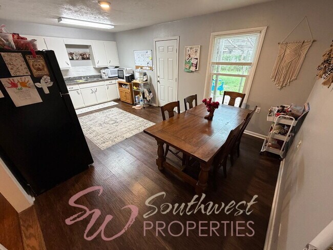 Building Photo - 3 bedroom 1 bath with large bedrooms! Easy walk to campus!