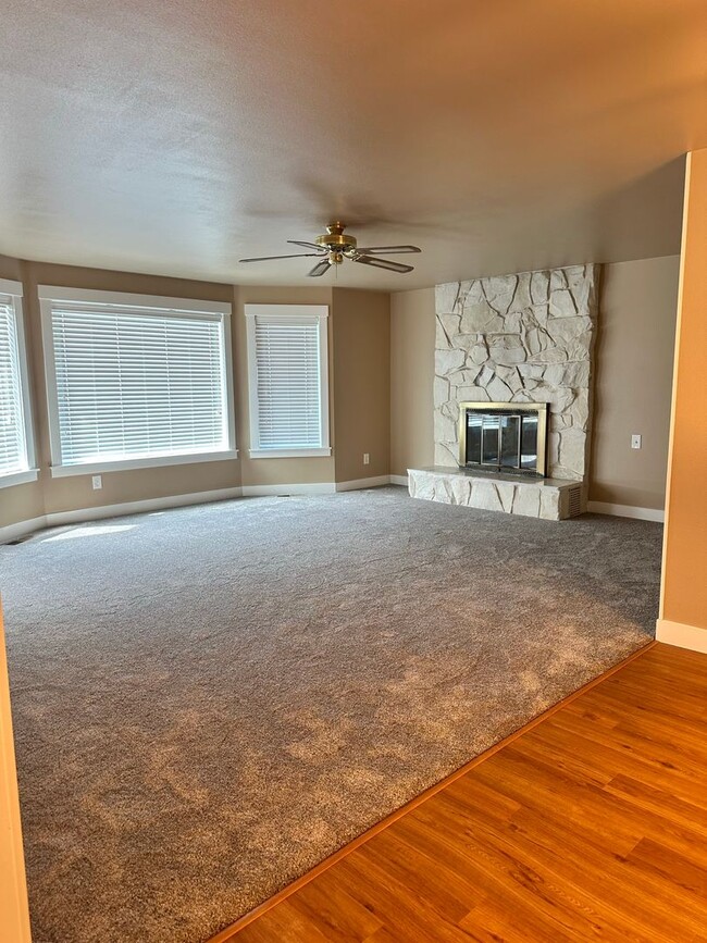 Building Photo - 3 Bedroom Home For Rent