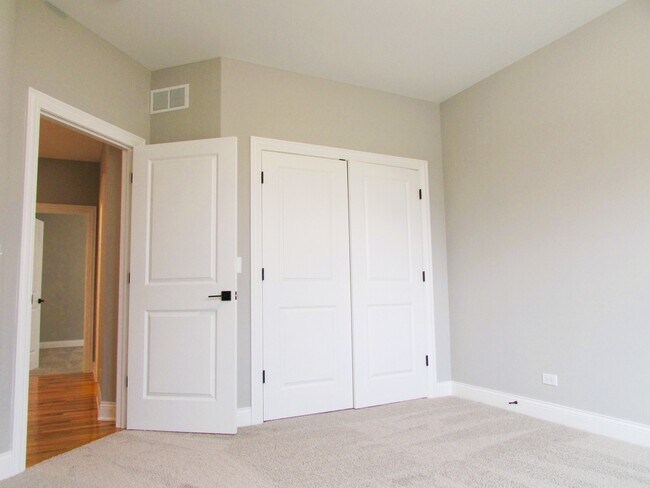 Building Photo - 981 Meadow Ln