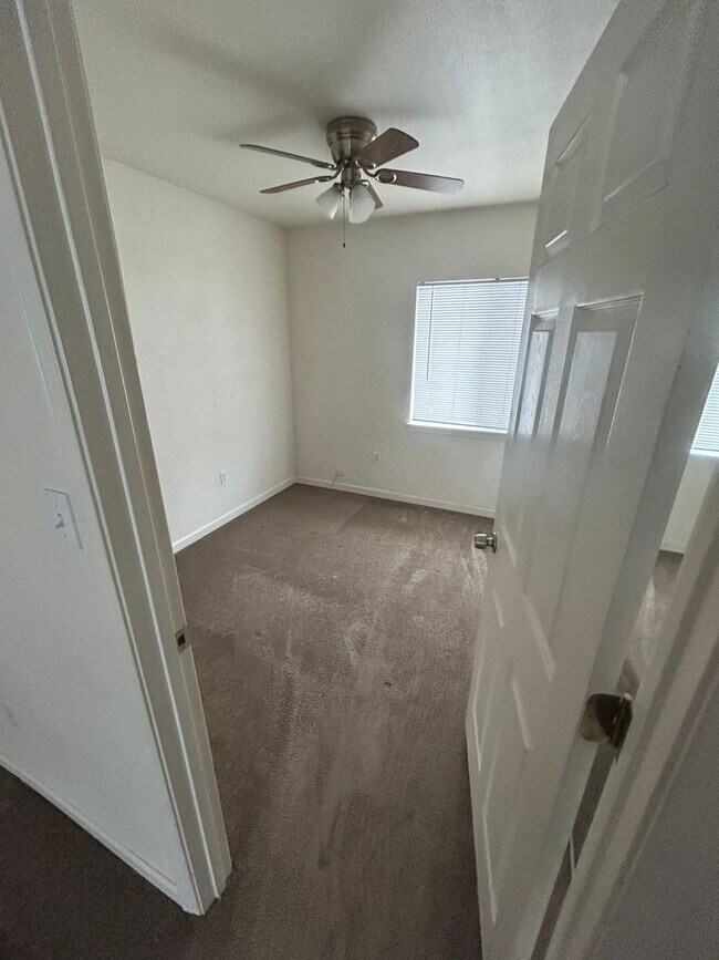 Building Photo - 700-704 S Columbus Triplex - Martin