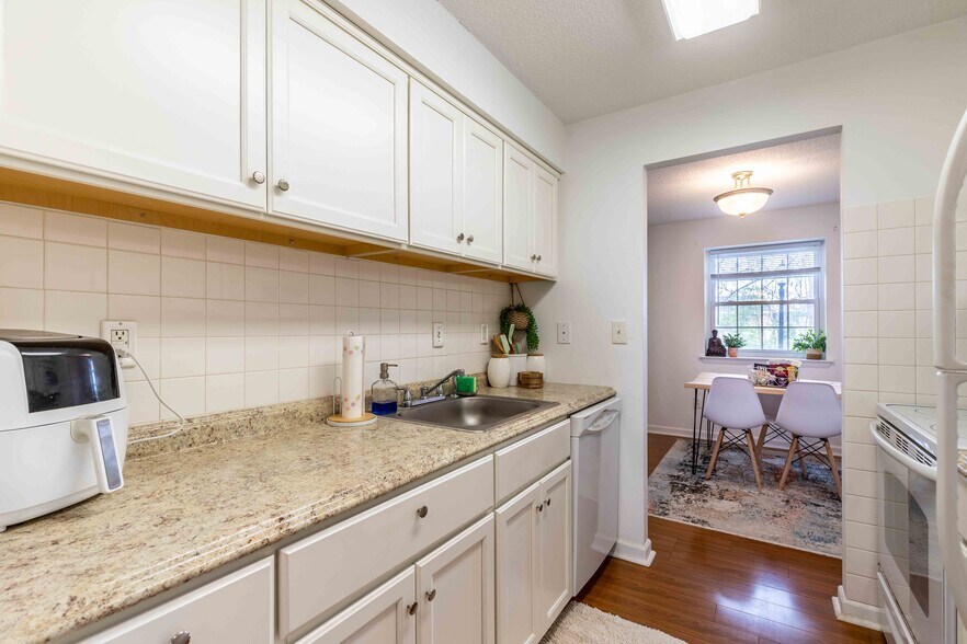 Building Photo - 3307 Valley Dr