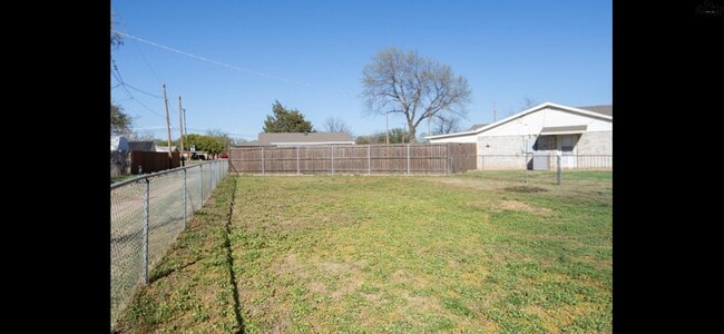 Building Photo - 906 Dosia Cir