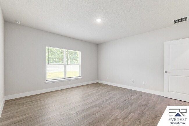 Building Photo - 8 Longview Ln