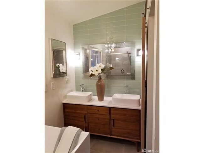 Building Photo - Bellevue 4 bedroom Home in Newport Hills!