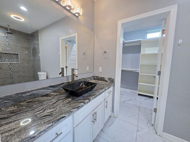 Building Photo - Beautiful Modern 4 Bed/3 Bath/2 Gar Centra...