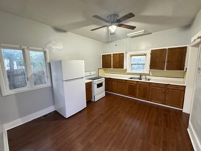 Building Photo - 1524 E 3rd Ave