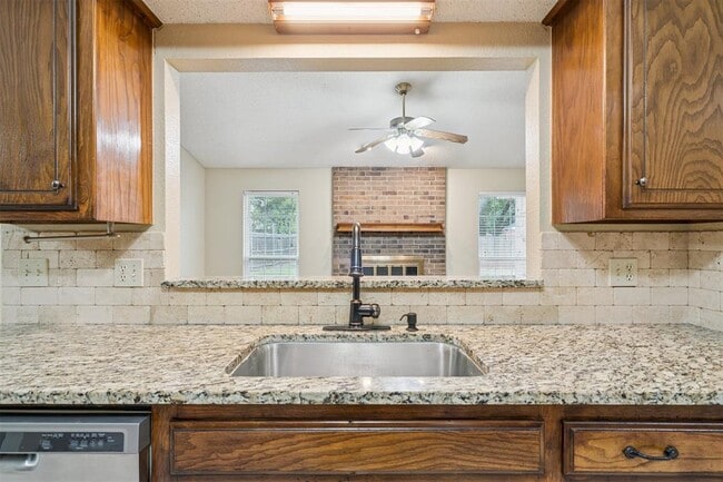 Building Photo - 16404 Del Mar Dr