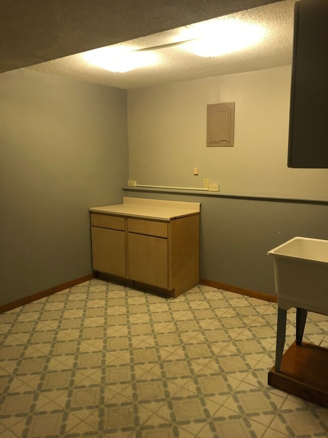 Building Photo - Beautiful Spacious Home