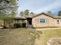 Building Photo - 204 Newfield Dr