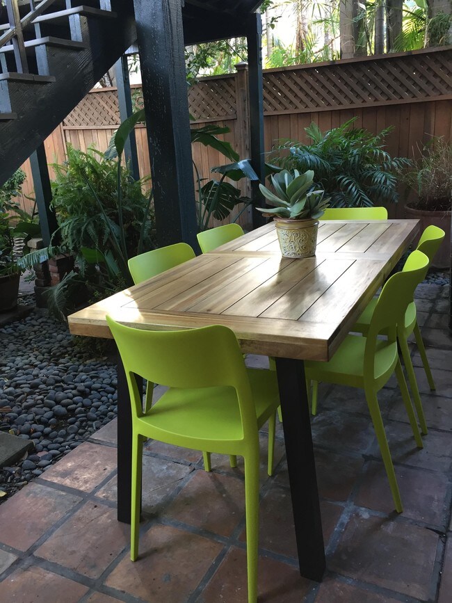 Privat patio - 601 S Sweetzer Ave