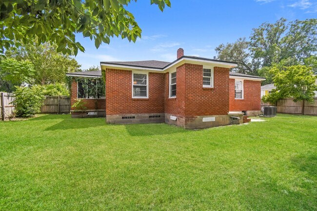 Building Photo - 3 BR/1BA | Newly Renovated Single Family Home | 1-Car Garage Parking | Front and back yard!
