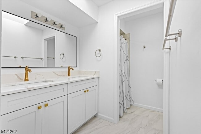 Building Photo - 8 Canada Goose Dr