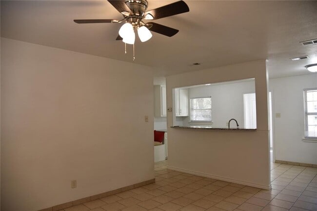 Building Photo - 3 Bedroom, 1 bath in Decatur TX