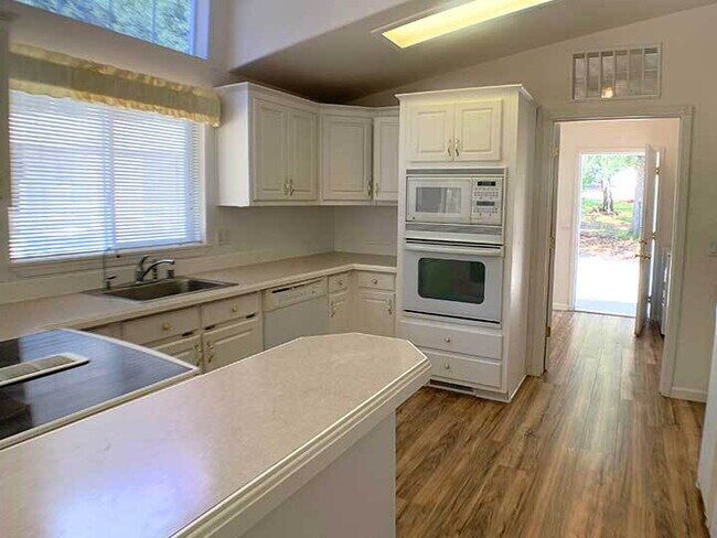 Building Photo - 2100sf 2 bed / 2 bath home with spacious living spaces for rent!