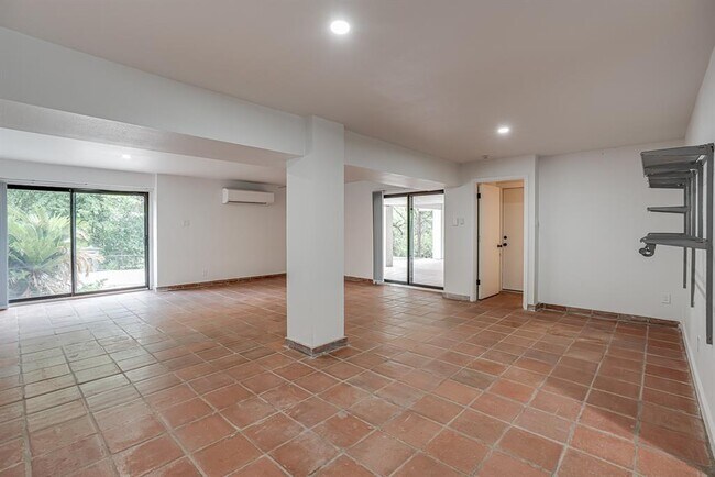 Building Photo - 568 W Quill Dr