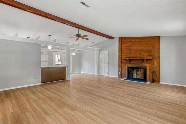 Building Photo - SW, Large Ranch home, Vaulted Ceilings, Fire Place, Fenced Yard!