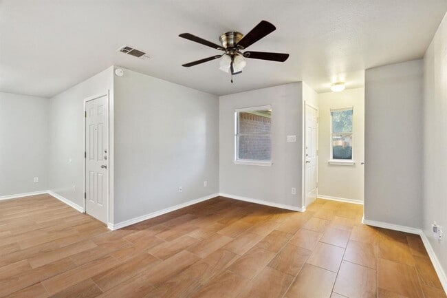 Building Photo - 2907 Kestrel Dr