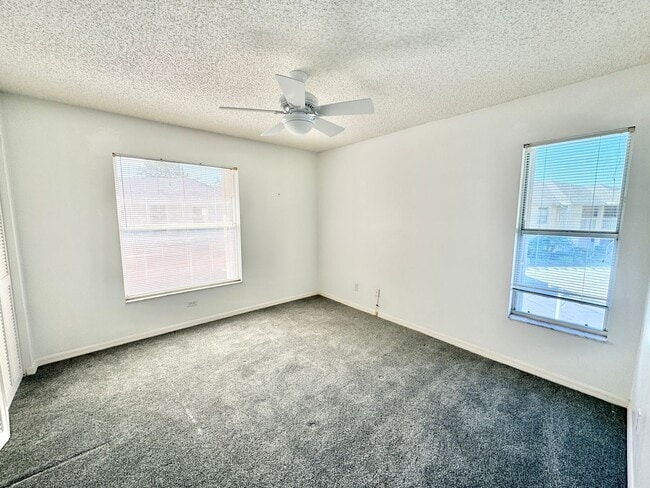 Building Photo - ** NEWCASTLE ** BERKSHIRE LAKES ** 3 BED /...