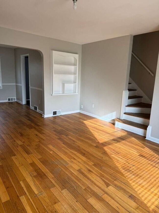 Building Photo - Beautiful updated townhome