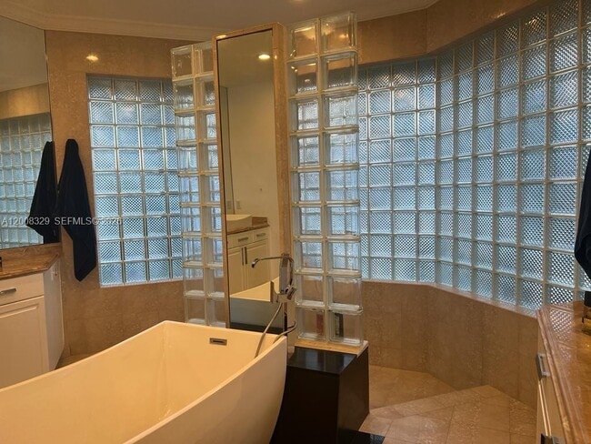 Building Photo - 2534 Poinciana Dr