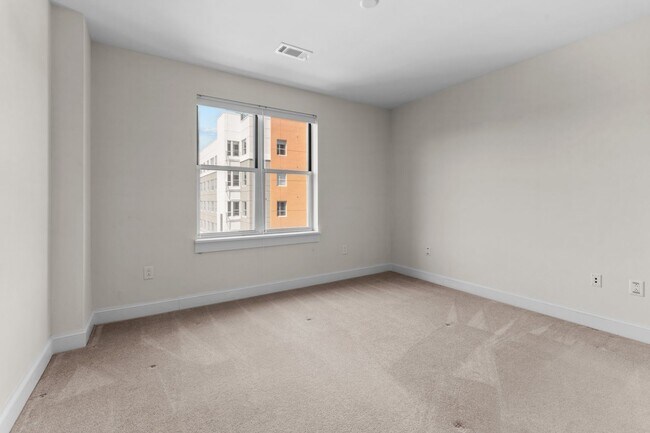 Building Photo - Your dream condo in the heart of Raleigh!