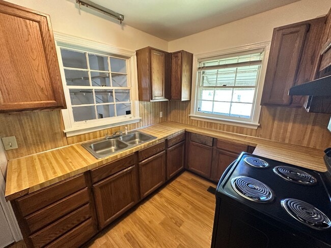 Building Photo - Charming Two Bedroom House in Enderly Park!