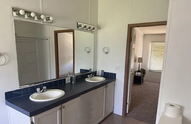 Building Photo - Room in Apartment on Bonita Verde Dr