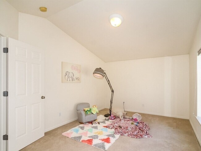 Building Photo - Fabulous Green Lake Townhome