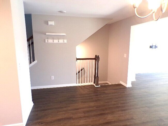 Building Photo - 4 Bedroom Townhome Located In Allenwood
