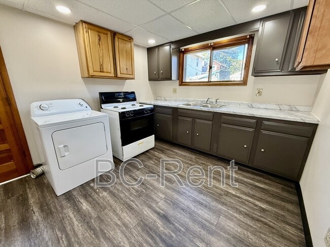 Building Photo - 526 Adams St