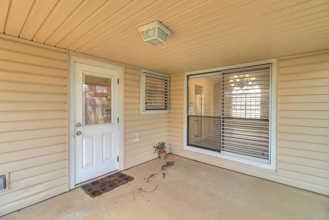 Building Photo - 4321 Holly Ridge Dr