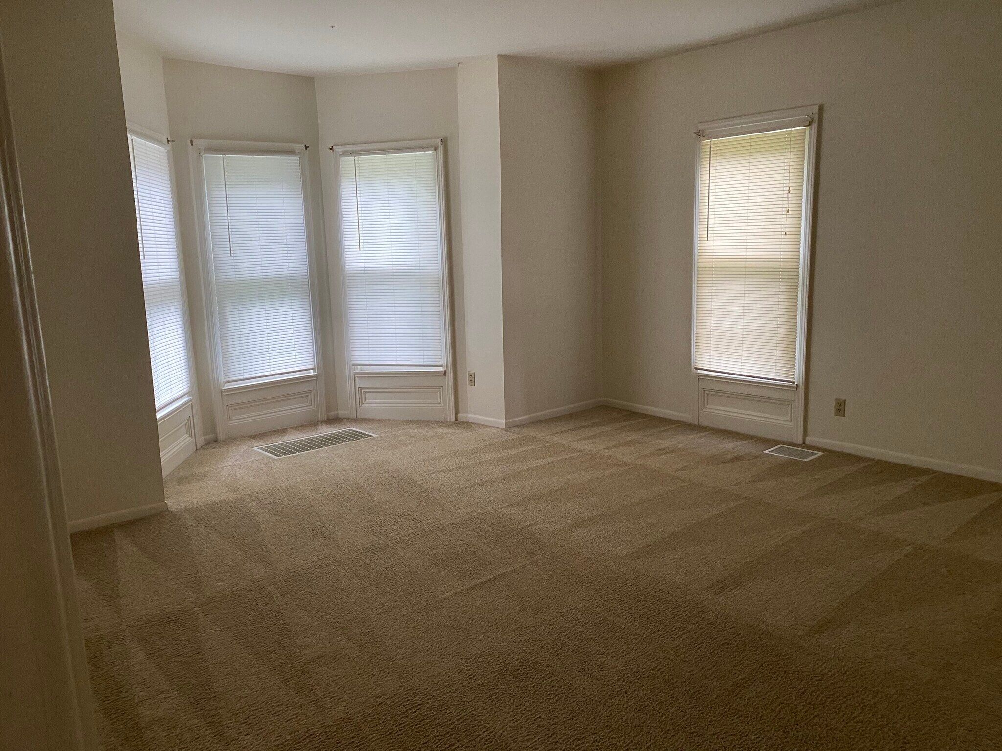 Large family/living room - 402 Bowerman Rd