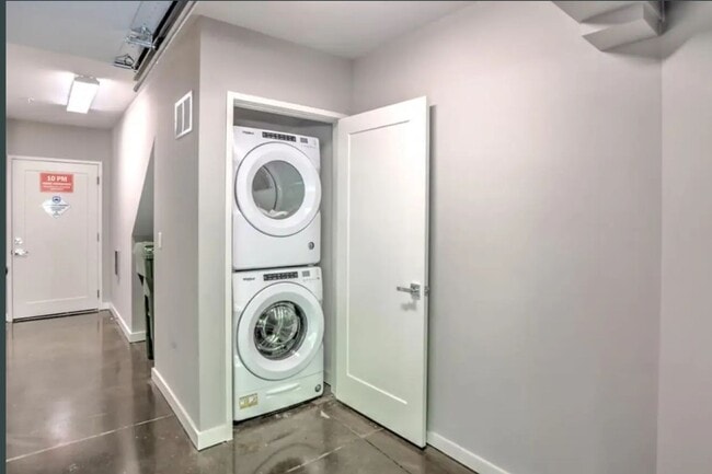 Building Photo - Stunning Furnished Townhouse in South Slope!