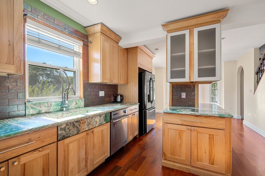 Building Photo - 76 Taft Ave