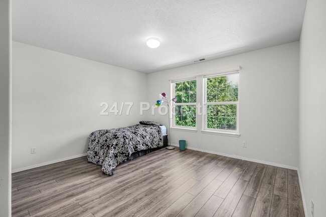 Building Photo - Inviting 3 BD | 2.5 BA Home w/ Massive Bac...